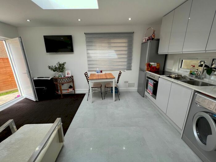 1 Bedroom Bungalow To Rent In Ridge Close, London, NW4