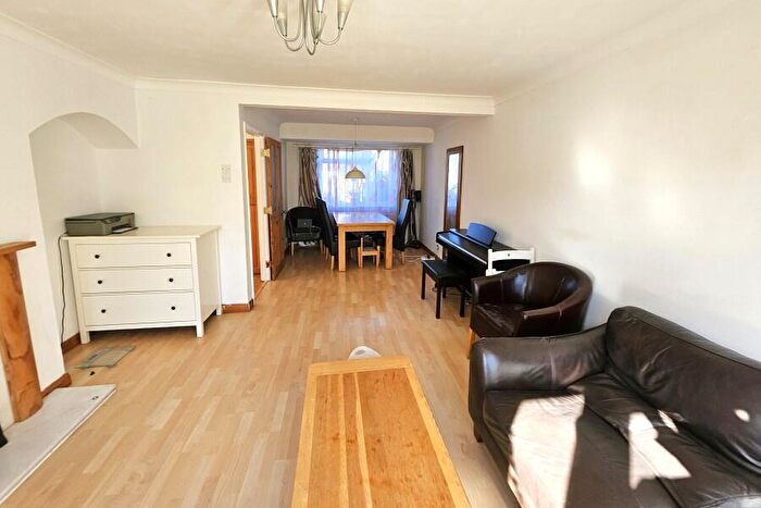 3 Bedroom Semi-Detached House To Rent In West Byfleet, Surrey, KT14