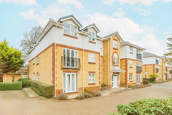 2 Bedroom Flat To Rent In Rosebank Close, Teddington, TW11