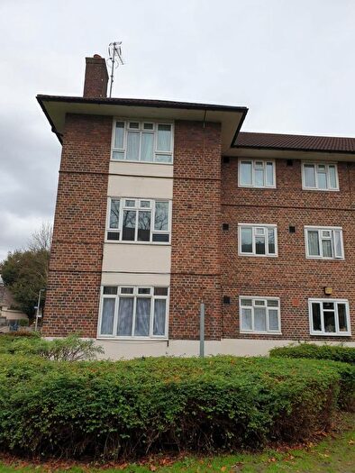2 Bedroom Flat To Rent In Flat Savill House, Oaklands Estate, London, SW4