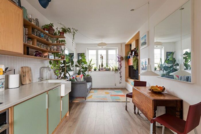 2 Bedroom Flat For Sale In Hawkslade Road, Nunhead, SE15