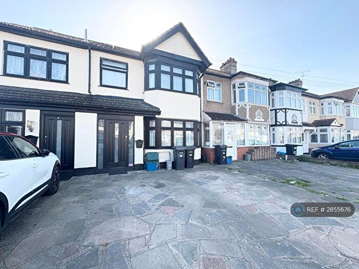 4 Bedroom Terraced House To Rent In Evesham Way, Ilford, IG5