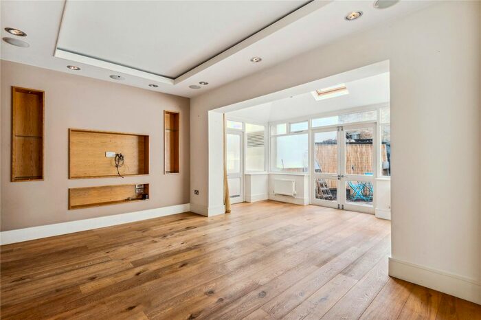 3 Bedroom Flat To Rent In Earls Court Square, London, SW5