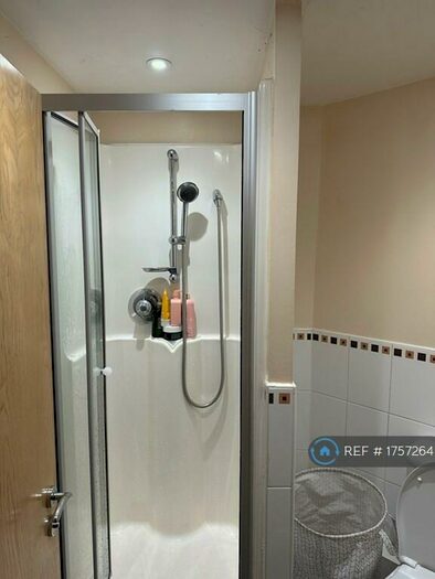 2 Bedroom Flat To Rent In Brackenhurst Place, Moortown, Leeds, LS17