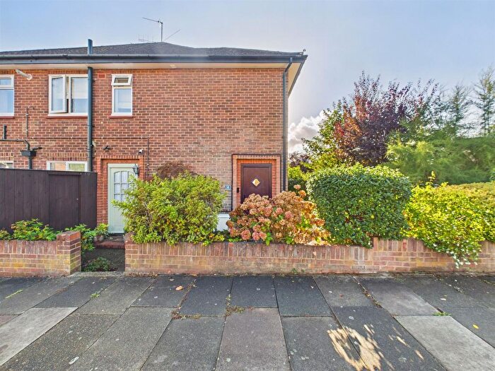 2 Bedroom Maisonette For Sale In Chamberlain Way, Pinner, HA5