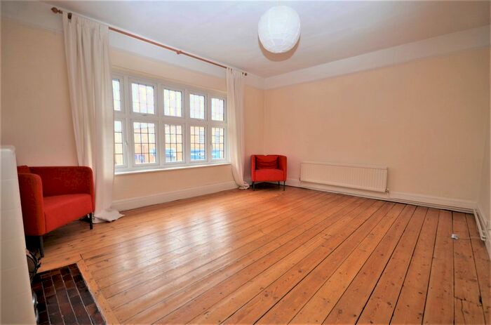 2 Bedroom Maisonette To Rent In Sycamore Road, Amersham, Buckinghamshire, HP6