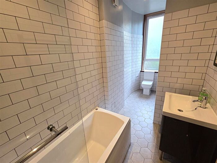 2 Bedroom Flat To Rent In Deanston Drive, Shawlands, Glasgow, G41