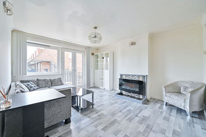 2 Bedroom Flat To Rent In Alberta Street, Walworth, London, SE17