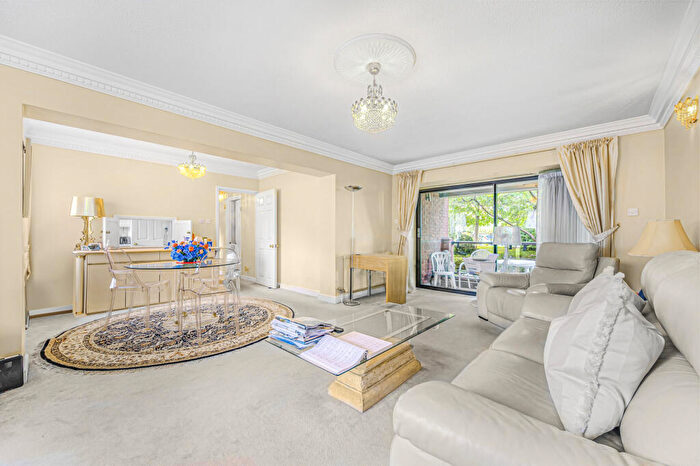 2 Bedroom Apartment For Sale In Spencer Close, London, N3