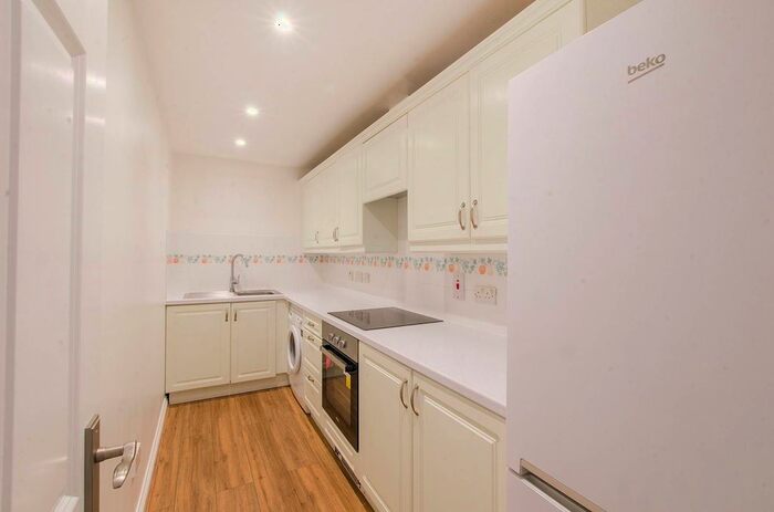 2 Bedroom Flat To Rent In Albany Road, Camberwell, London, SE5