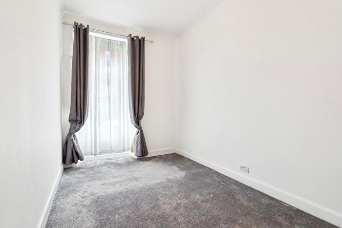 2 Bedroom Flat To Rent In Crow Road, Broomhill, Glasgow, G11