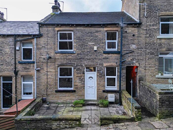 2 Bedroom Terraced House To Rent In Gainest, Halifax, HX2