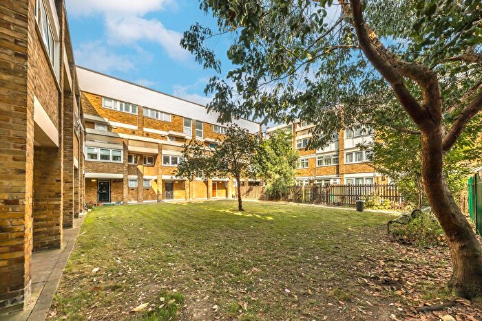 2 Bedroom Maisonette For Sale In St. Peter's Way, London, N1