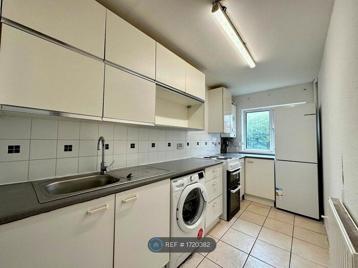 2 Bedroom Maisonette To Rent In Oaks Lane, Ilford, IG2