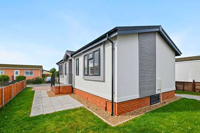 2 Bedroom Park Home For Sale In Silver Birch Avenue, Wilstead, MK45