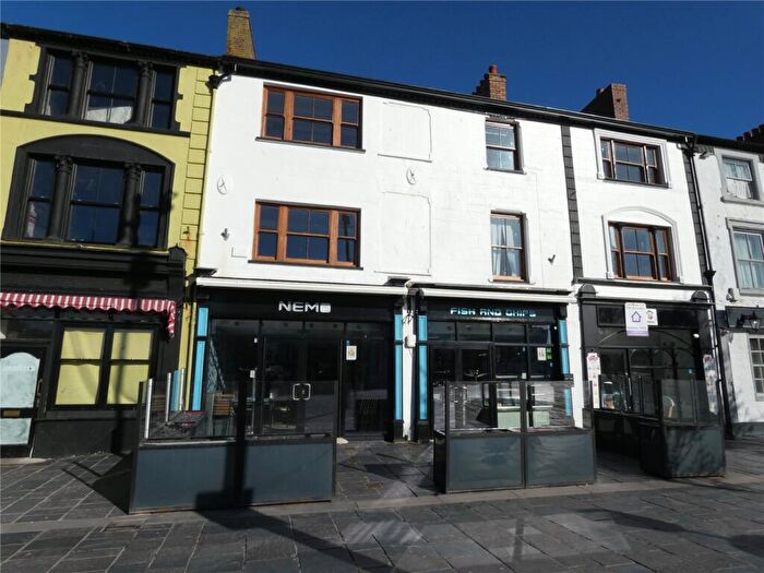 2 Bedroom Apartment To Rent In Castle Square, Caernarfon, Gwynedd, LL55