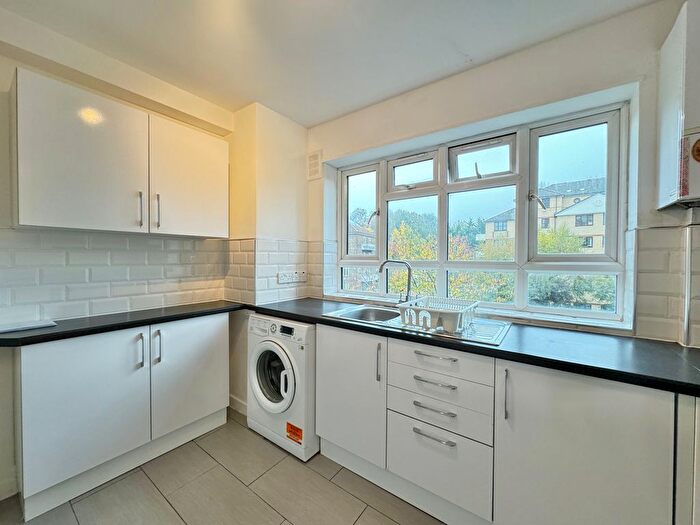 3 Bedroom Flat To Rent In Orchard Mead House, Finchley Road, London, NW11
