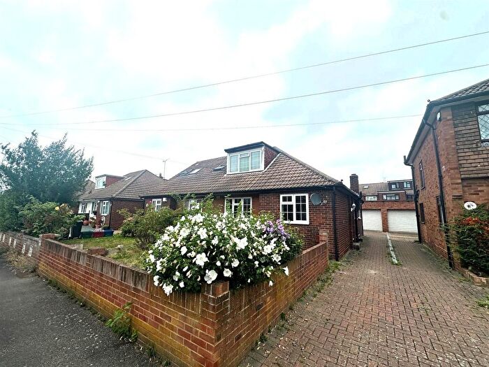 4 Bedroom Bungalow For Sale In The Gardens, Feltham, TW14