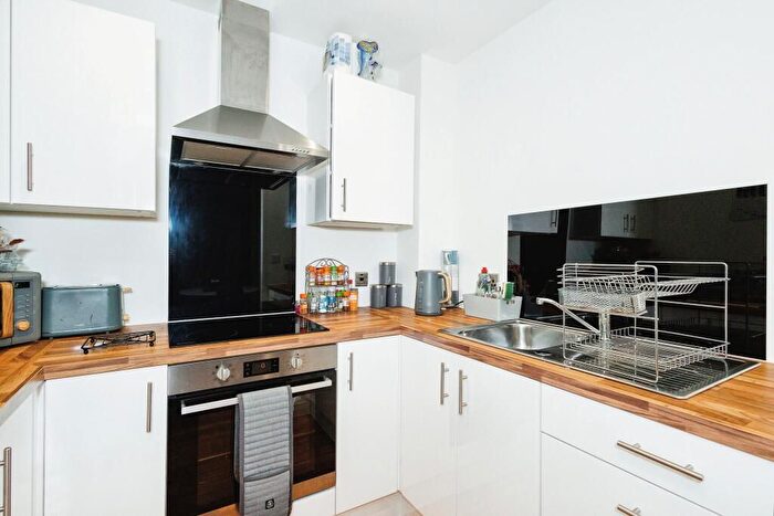 3 Bedroom Flat To Rent In Roman Rise, London, SE19