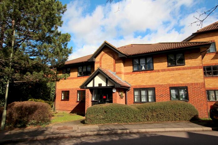 Studio To Rent In Woodvale Way, London, NW11