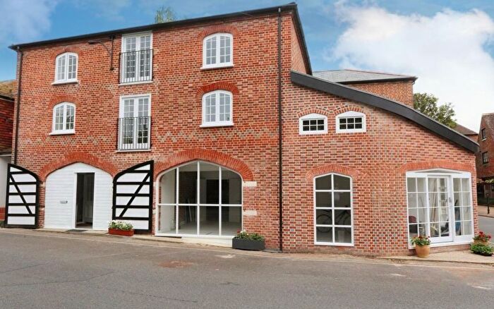 2 Bedroom Flat To Rent In Bank Street, Bishops Waltham, SO32