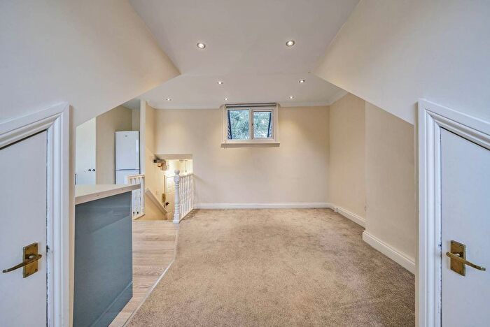 1 Bedroom Flat To Rent In Dalebury Road, Tooting Bec, London, SW17