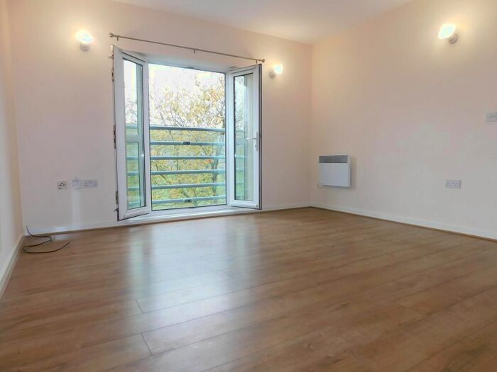 2 Bedroom Flat To Rent In Soverign Heights, Langley, SL3