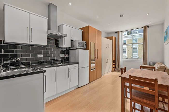 Studio To Rent In Arundel Gardens, London, W11