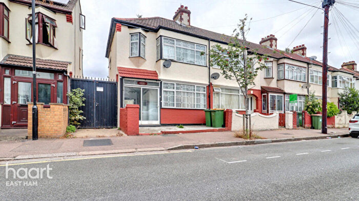 3 Bedroom Terraced House For Sale In Lawrence Avenue, London, E12