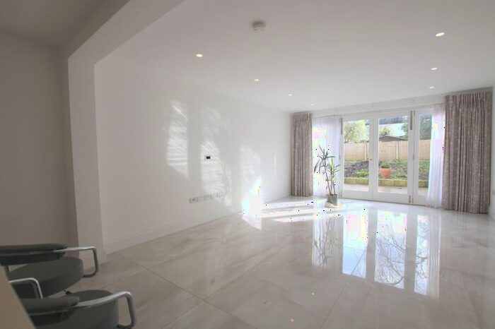 3 Bedroom Flat To Rent In Kendal Road, London, NW10