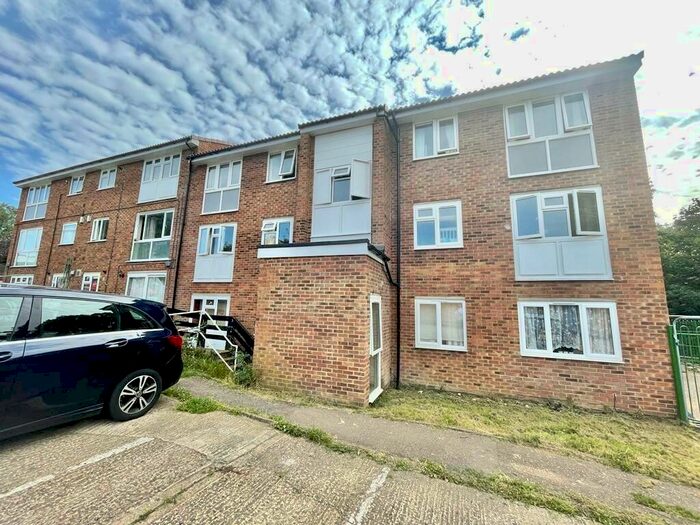 2 Bedroom Flat To Rent In Cleves Road, Hemel Hempstead, Hertfordshire, HP2