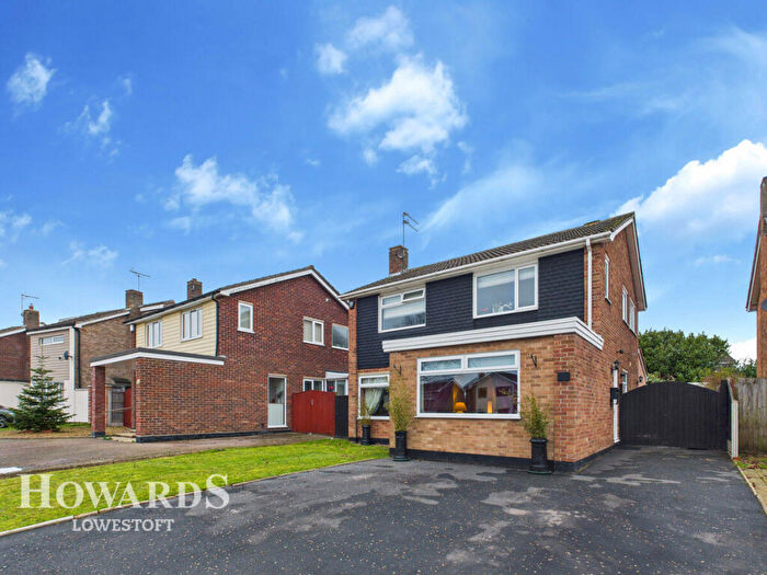 4 Bedroom Detached House For Sale In Broadwaters Road, South Oulton Broad, NR33