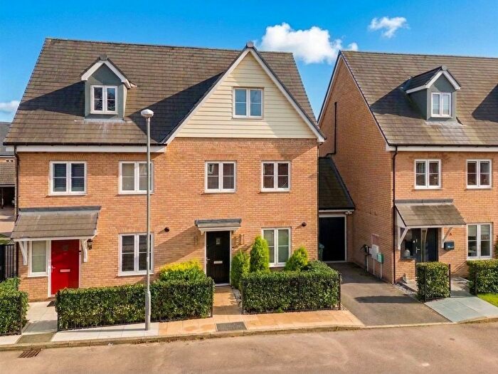 3 Bedroom Terraced House For Sale In Moorcroft Lane, Aylesbury, HP18