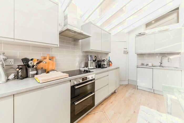 3 Bedroom Flat To Rent In Alexandra Road, London, SW19