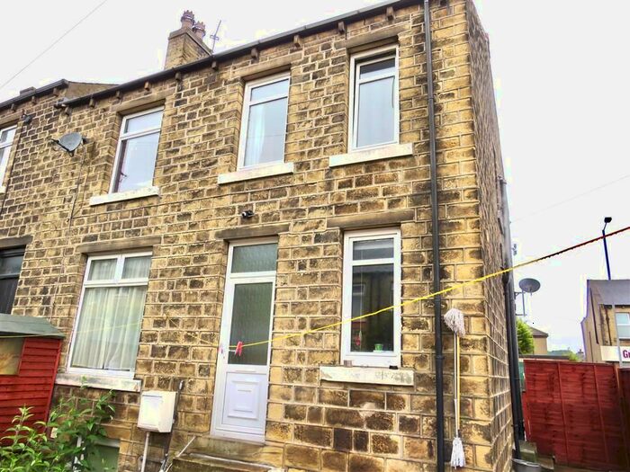 3 Bedroom Property To Rent In Blackmoorfoot Road, Crosland Moor, Huddersfield, HD4