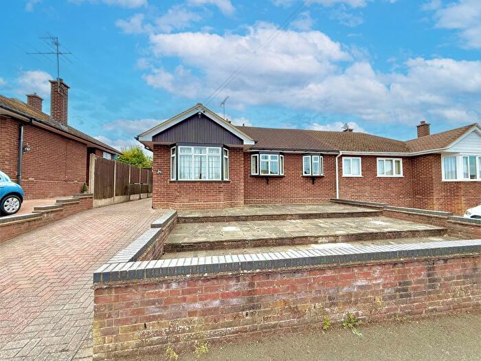 3 Bedroom Semi-Detached Bungalow For Sale In Sundown Avenue, Dunstable, LU5