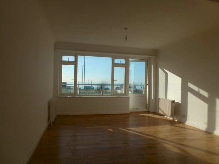 2 Bedroom Apartment To Rent In Lancaster Court, Kingsway, Hove, BN3