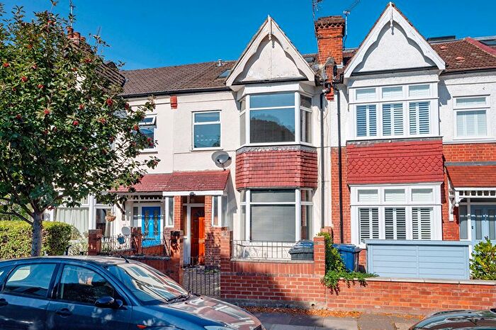 3 Bedroom Flat To Rent In Mayfield Avenue, Ealing, London, W13