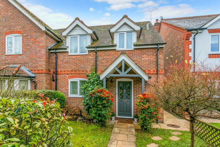 3 Bedroom Semi-Detached House For Sale In Bath Road, Reading, RG10