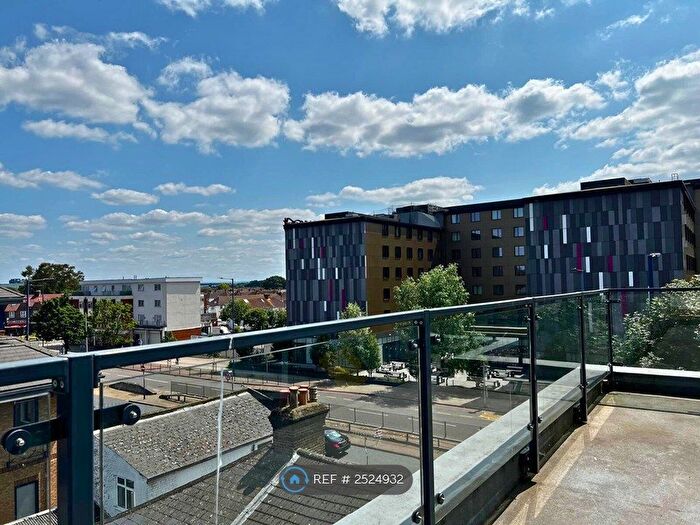 2 Bedroom Flat To Rent In Grantley House, Hounslow, TW5