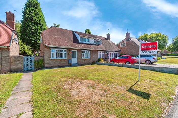 3 Bedroom Semi-detached Bungalow For Sale In Springfields, Walsall, WS4