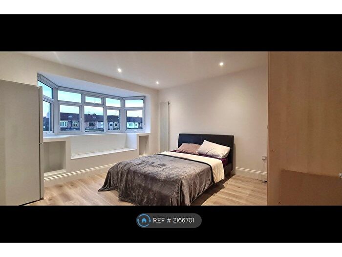 Studio To Rent In Hedge Lane, London, N13