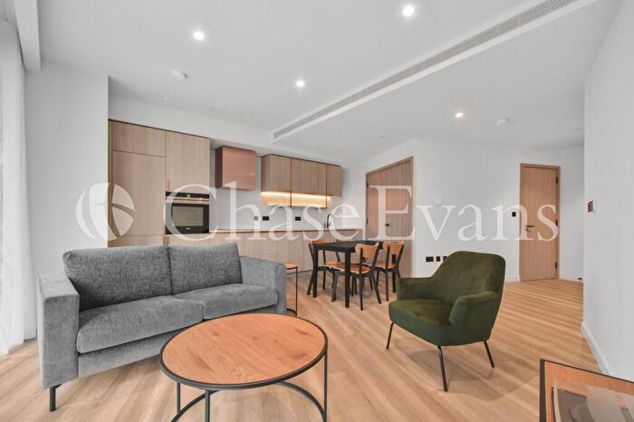 2 Bedroom Flat To Rent In Aspen At Consort Place, Marsh Wall, Canary Wharf, London, E22