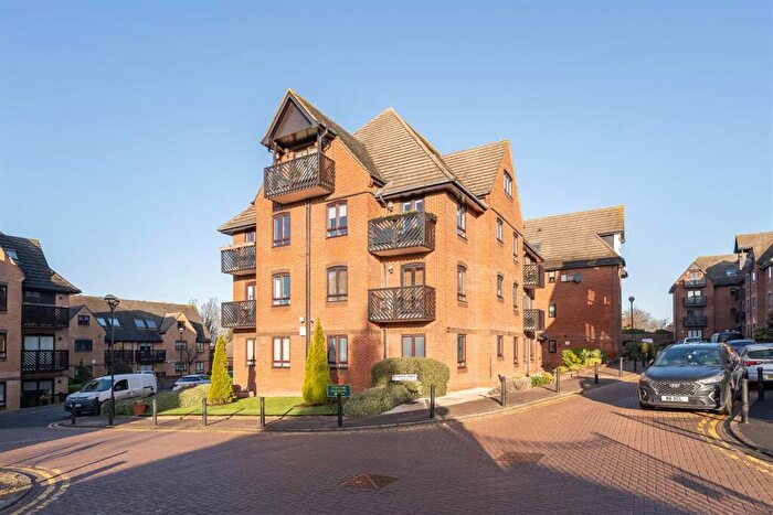 3 Bedroom Apartment For Sale In Epping New Road, Buckhurst Hill, IG9