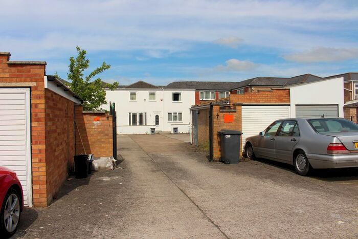 4 Bedroom Semi-Detached House To Rent In Rushey Close, Leicester, LE4