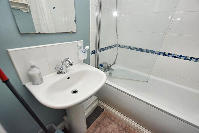 1 Bedroom Flat For Sale In East Hill, Tuckingmill, TR14