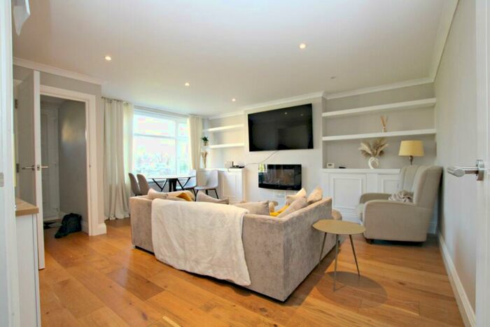3 Bedroom Flat To Rent In Salmon Street, NW9