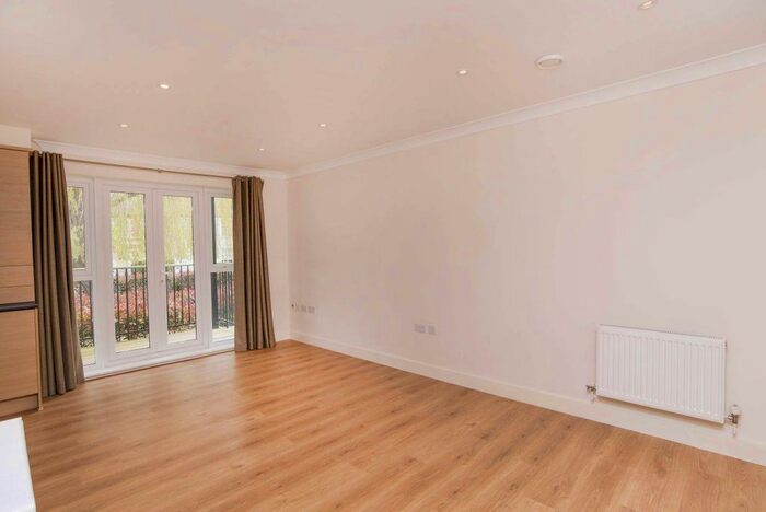1 Bedroom Flat To Rent In St Catherine`S Close, Raynes Park, SW20