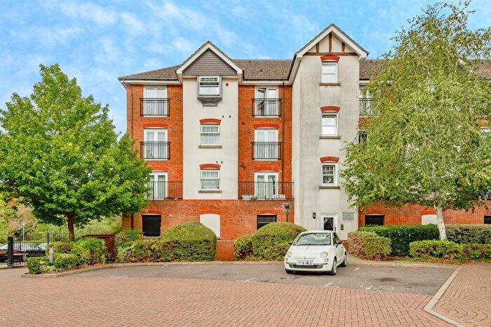 2 Bedroom Flat For Sale In Woodfield Road, Crawley, RH10