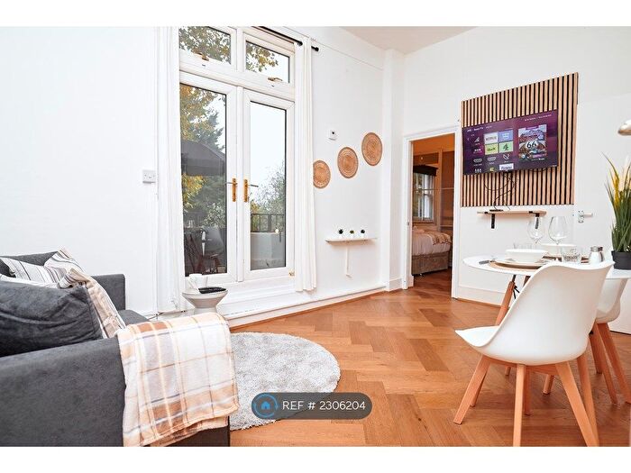 1 Bedroom Flat To Rent In Cambridge Gardens, Kensington And Chelsea, London, W10